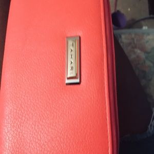Tahari wallet